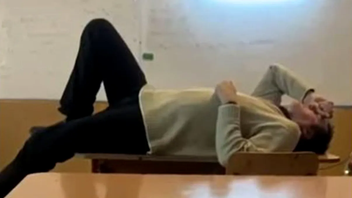 Profesor de fizică, surprins în timp ce stă tolănit pe catedră. Ce îi pune pe elevi să-i facă. Părinții, în stare de șoc