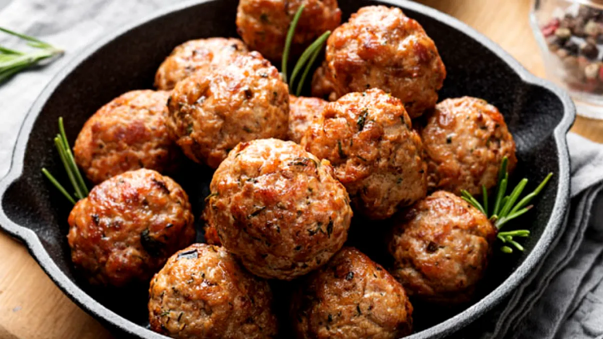 Secretul celor mai gustoase chiftele de pui. Ingredientul magic, care le dă un gust senzațional