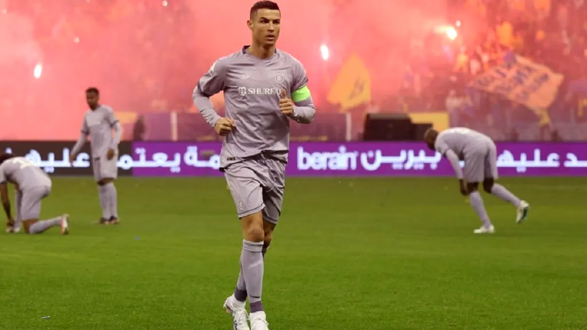 Un gest de milioane. Cristiano Ronaldo și-a schimbat cercelul, în formă de cruce, ca să nu-i supere pe arabii care îl tratează ca pe un șeic