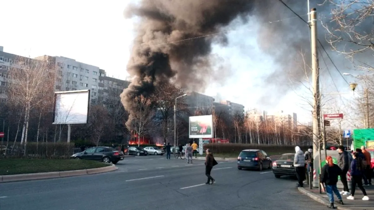 Incendiu uriaş la un loc de joacă din Bucureşti. Era aproape de blocuri, oamenii au sunat imediat la 112