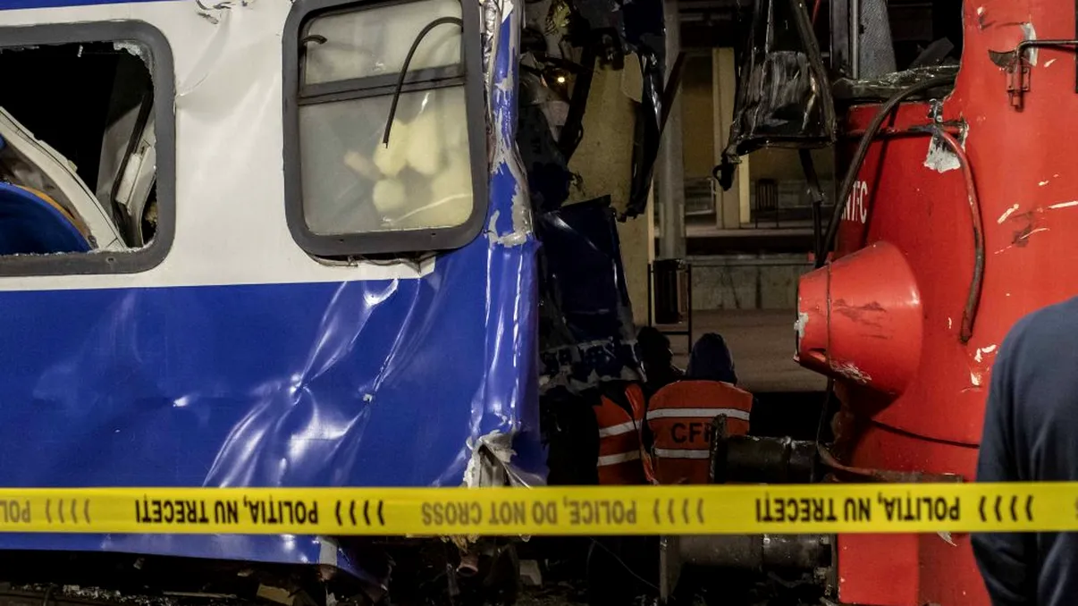 Accident feroviar grav în Galaţi. O persoană a murit, alte trei sunt rănite, după ce o locomotivă a lovit un vagon de călători. Se cere demisia lui Grindeanu UPDATE