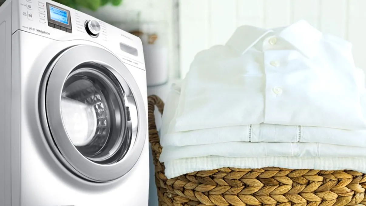 Ce trebuie să faci cu hainele albe înainte de a le băga la mașina de spălat. Așa scapi sigur de pete