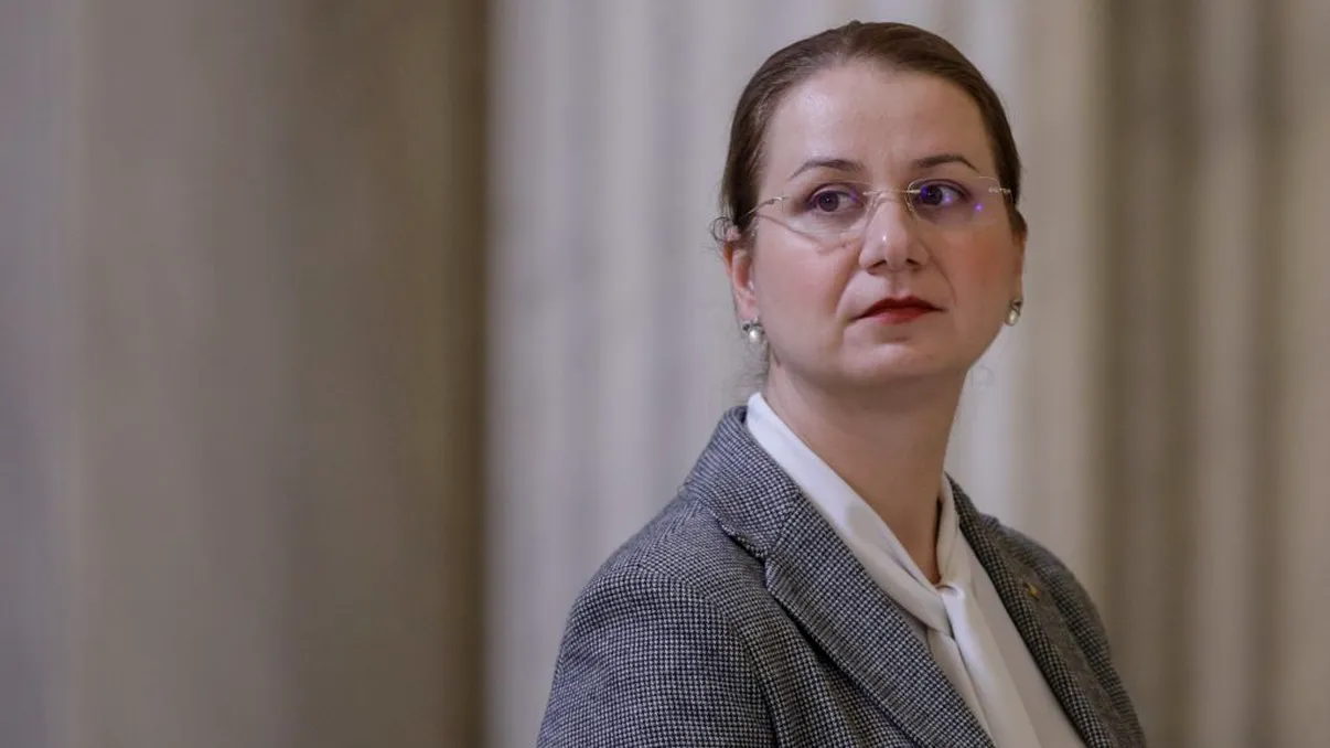 Ligia Deca, infectată cu COVID-19. Ministrul Educaţiei a însoţit cuplul Iohannis în Emiratele Arabe Unite