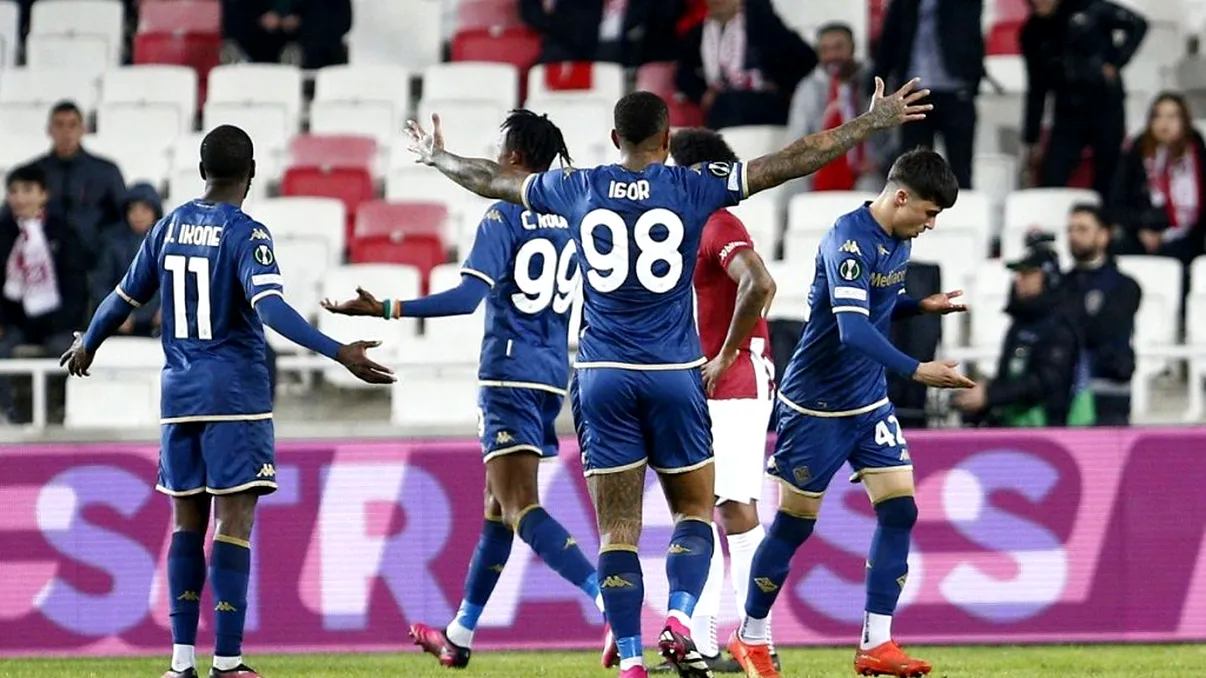 Incidente grave la meciul Sivasspor - Fiorentina. Un fan a intrat pe teren și i-a spart nasul unui jucător, galeria gazdelor a aruncat obiecte pe teren - FOTO