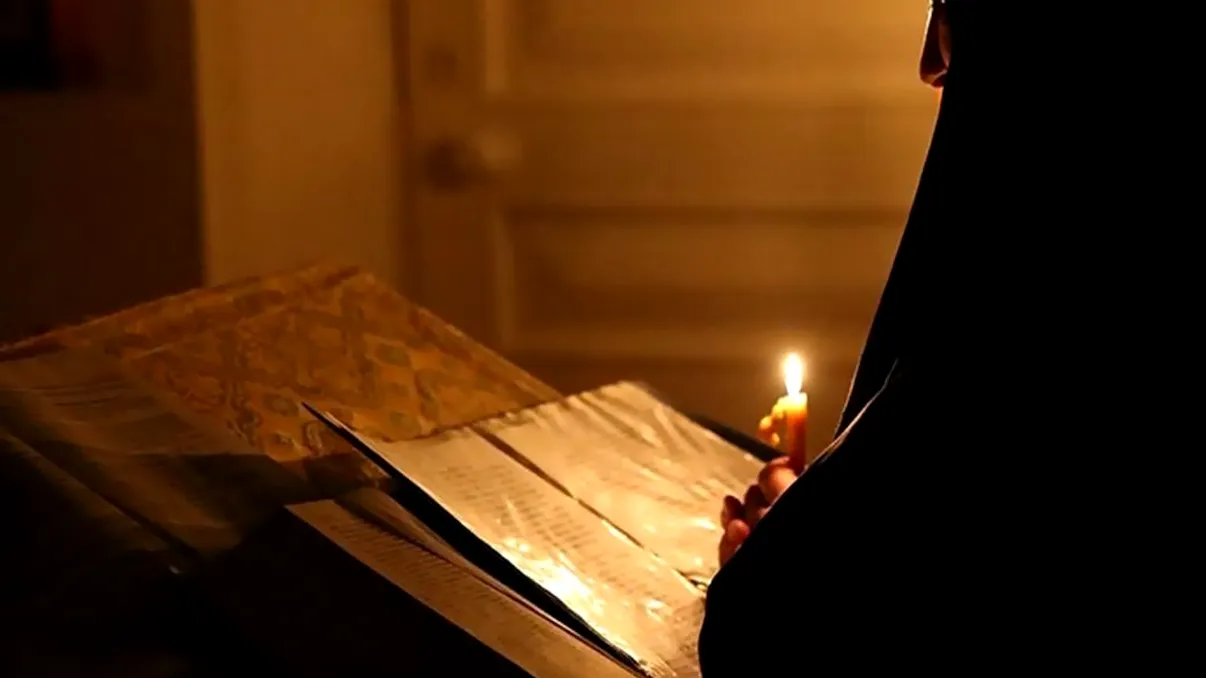 O femeie și doi copii din Hunedoara obligați de capul familiei să traiască doar cu Biblia: fără internet, medicamente sau contact cu societatea