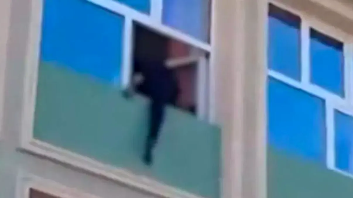 Scene șocante la un liceu din Suceava. Elev cu dizabilități, surprins în timp ce se urca pe geam. Cine l-a împins la un asemenea gest