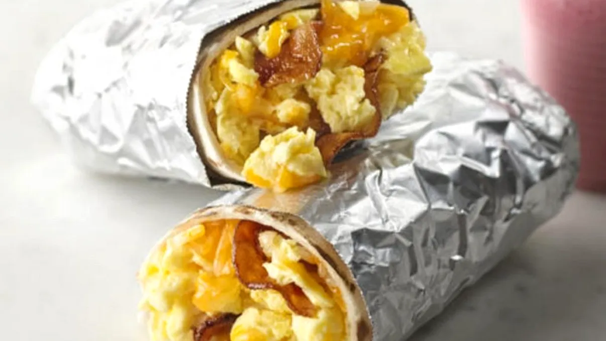 De ce să nu mai pui mâncarea în folie de aluminiu și apoi în frigider. Greșeala gravă a multor oameni