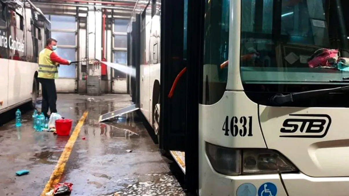 Un călător bucureștean, șocat de ce a putut găsi pe scaunul dintr-un autobuz STB: „Așa se poartă pe linia 117