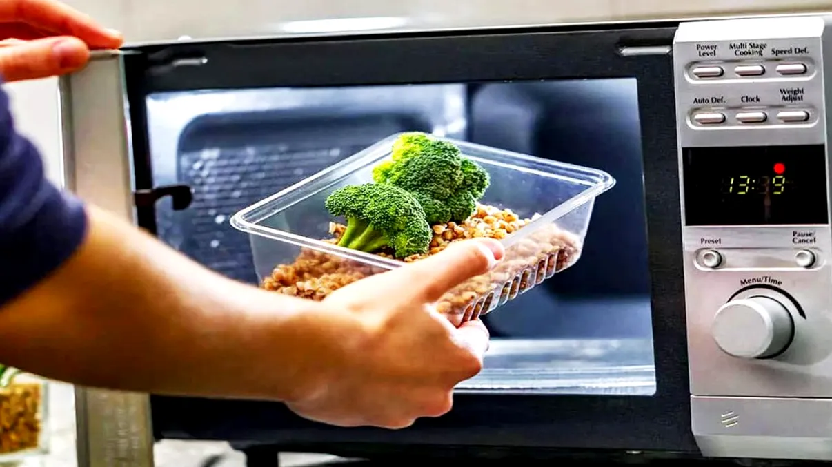 Butonul secret de la cuptorul cu microunde. Detaliul de care sigur nu aveai habar