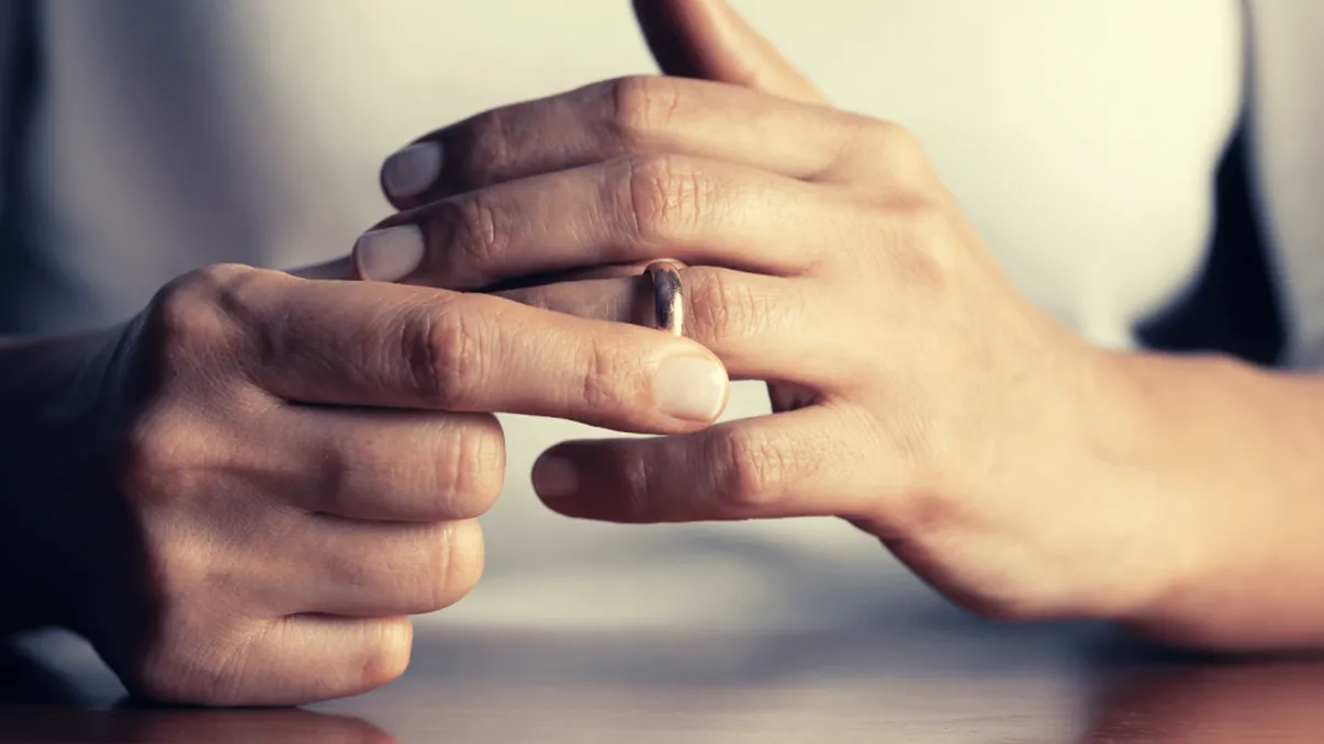 Ce a scris un bărbat divorţat după 23 de ani de căsnicie pe maşina lui ca să atragă atenţia femeilor din jur. Imagini virale!