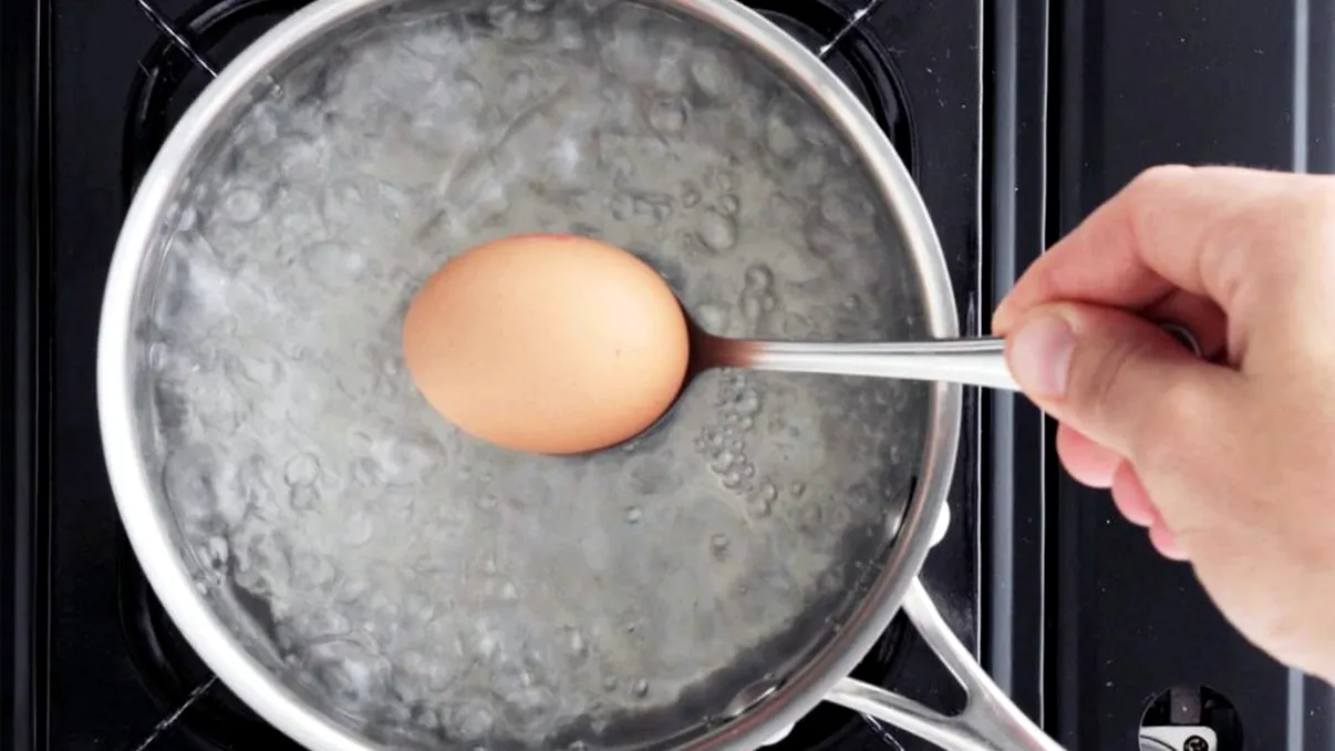 Ce să adaugi în apa în care fierbi ouăle pentru a nu se sparge. Aşa ies perfecte pentru masa de Paşte