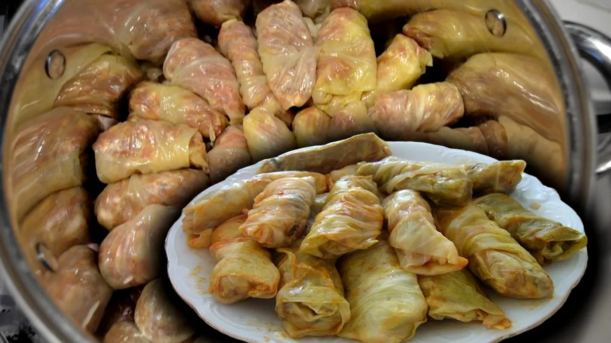 Ce să pui în carnea tocată pentru sarmale. Trucul gospodinelor iscusite, aşa vor ieşi pufoase