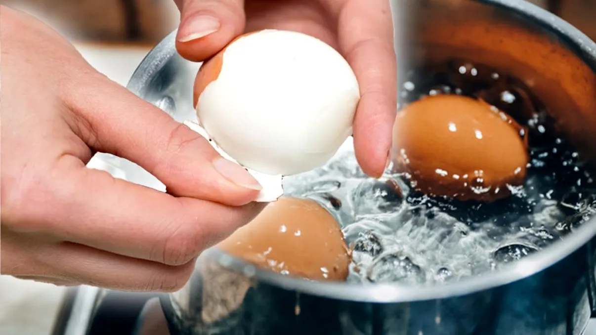 Cum trebuie să fierbi ouăle de Paște ca să se decojească ușor. Ce trebuie să adaugi în apă, de fapt