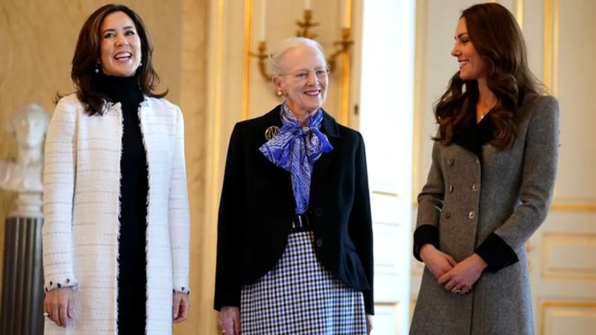 Kate Middleton, surprinsă de camere făcând un gest neaşteptat înainte de a se fotografia alături de Regina Margareta a Danemarcei. Imagini virale