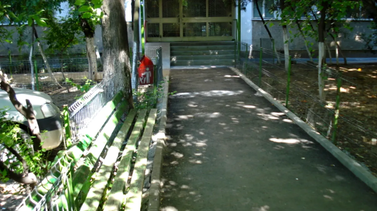 Amenzi uriaşe pentru românii care fac asta în faţa scării. Mulţi cred că e bine, însă legea e clară