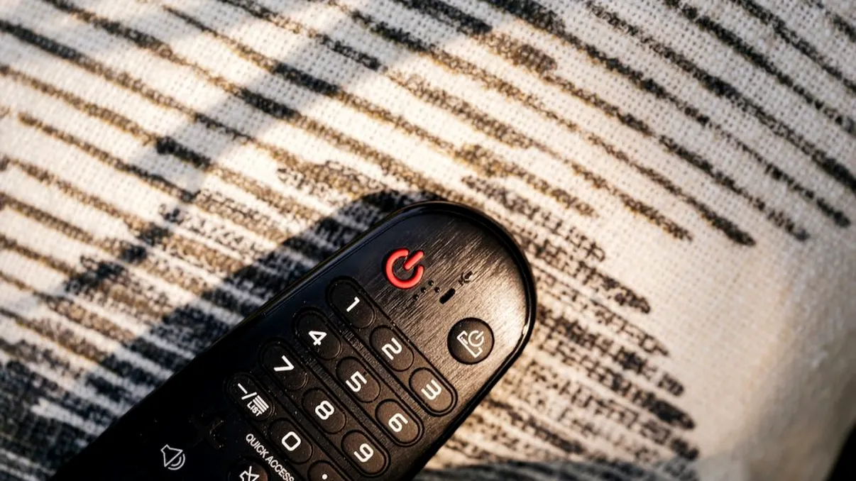 Ce înseamnă, de fapt, simbolul de pe butonul de pornire a telecomenzii. Detaliul de care mulți nu au habar
