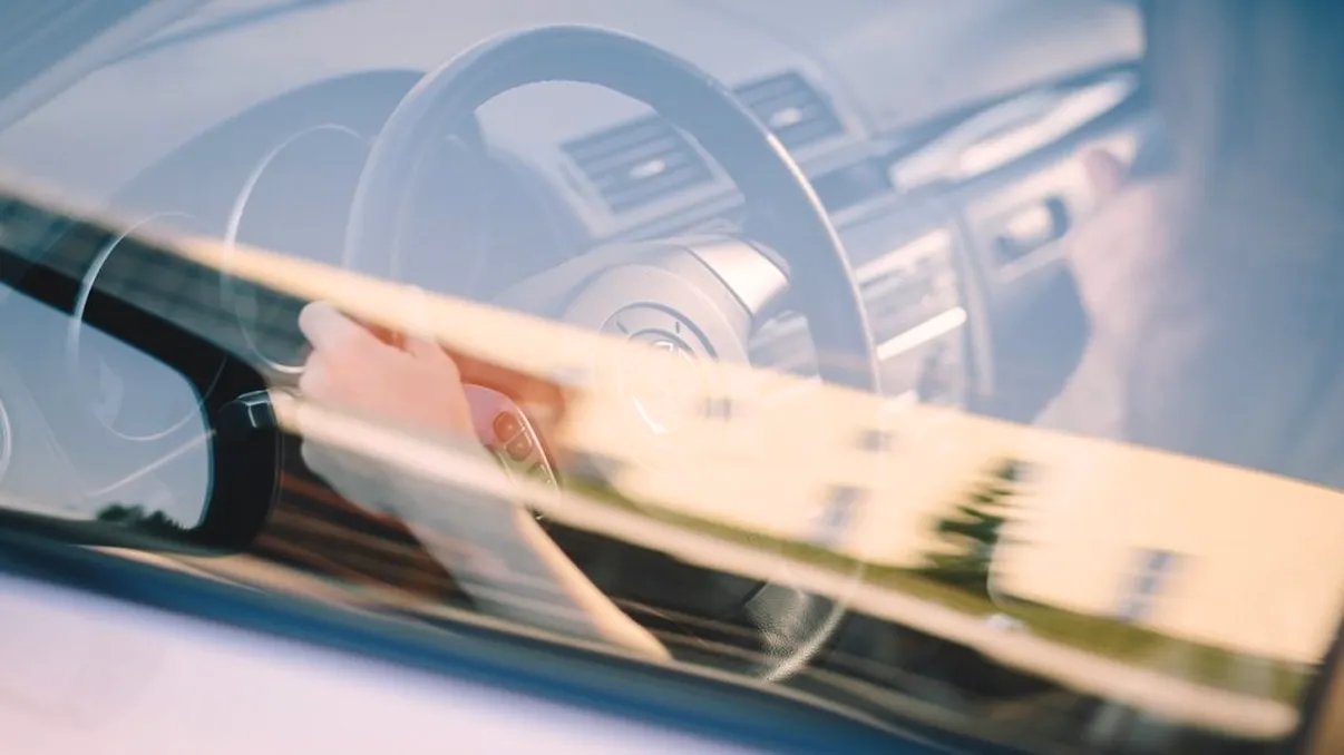 Ce nu mai au voie să aibă şoferii lipit pe maşini. Amenzile ajung până la 2.900 de lei, este total interzis acum