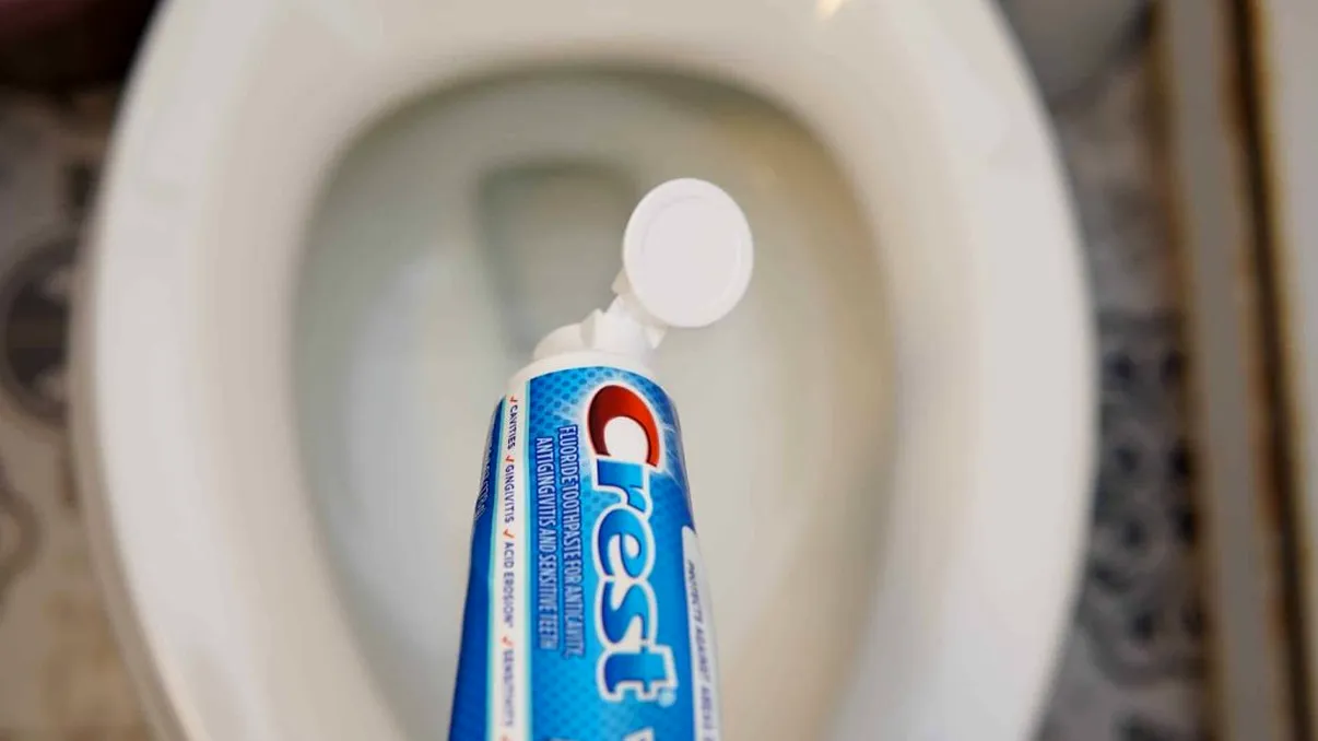 De ce să pui pastă de dinți în vasul de la toaletă. Trucul genial care este extrem de eficient