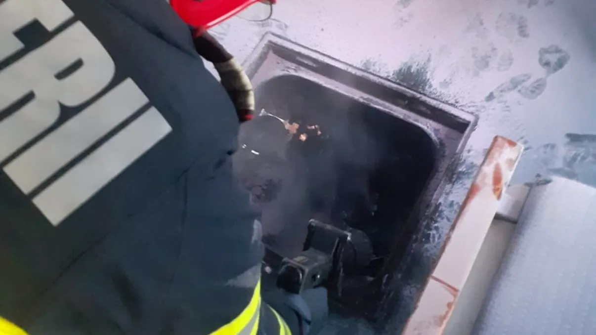 Panică uriașă în Cluj după ce un tren cu 100 de pasageri a luat foc. Pompierii au fost solicitați de urgență