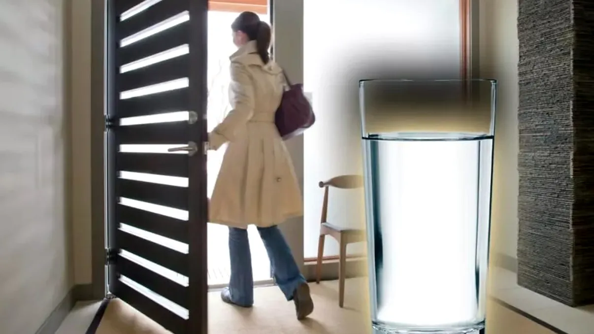 Pune mereu în faţa uşii de la intrare un pahar cu apă când pleci de acasă. Gestul îţi poate salva viaţa