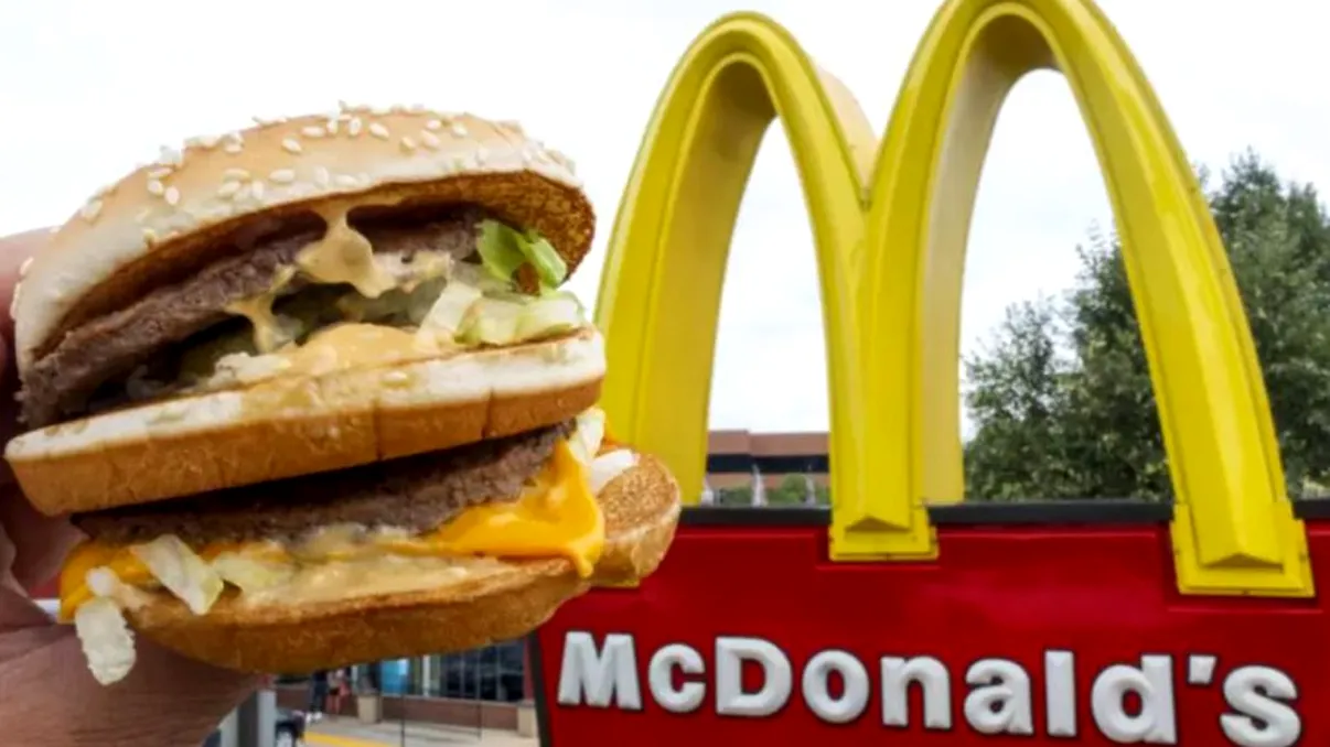 Descoperire dezgustătoare într-un restaurant McDonald's. Ce a găsit o fetiță de 8 ani în mâncarea comandată. I s-a făcut rău imediat