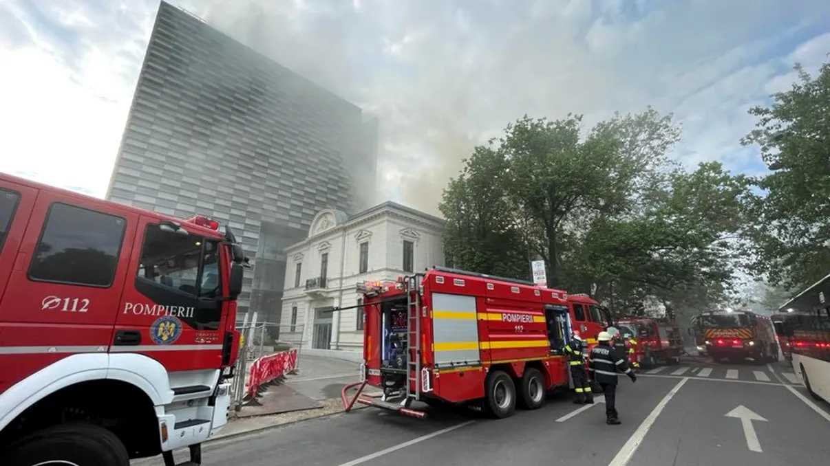 Incendiu uriaș pe Calea Dorobanți lângă o clădire de birouri cu opt etaje. Avertismentul autorităților pentru șoferii bucureșteni