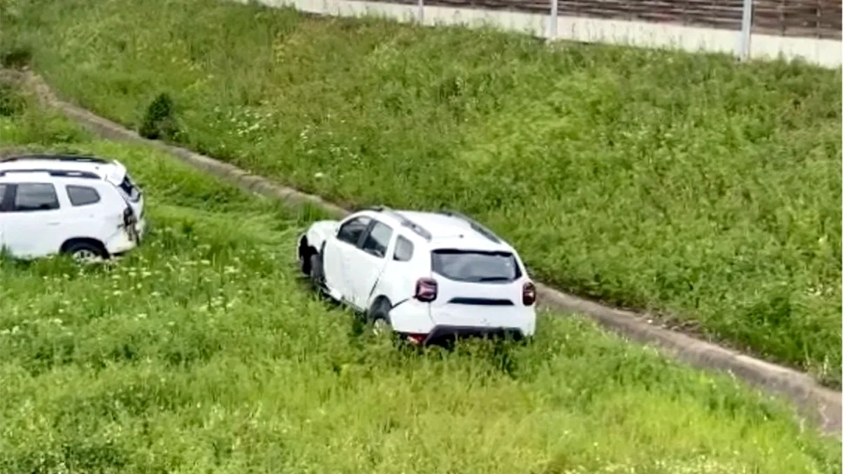 Invazie de autoturisme noi Dacia Duster pe un câmp din Vâlcea. Localnicilor nu le-a venit să creadă. Cum au ajuns mașinile acolo