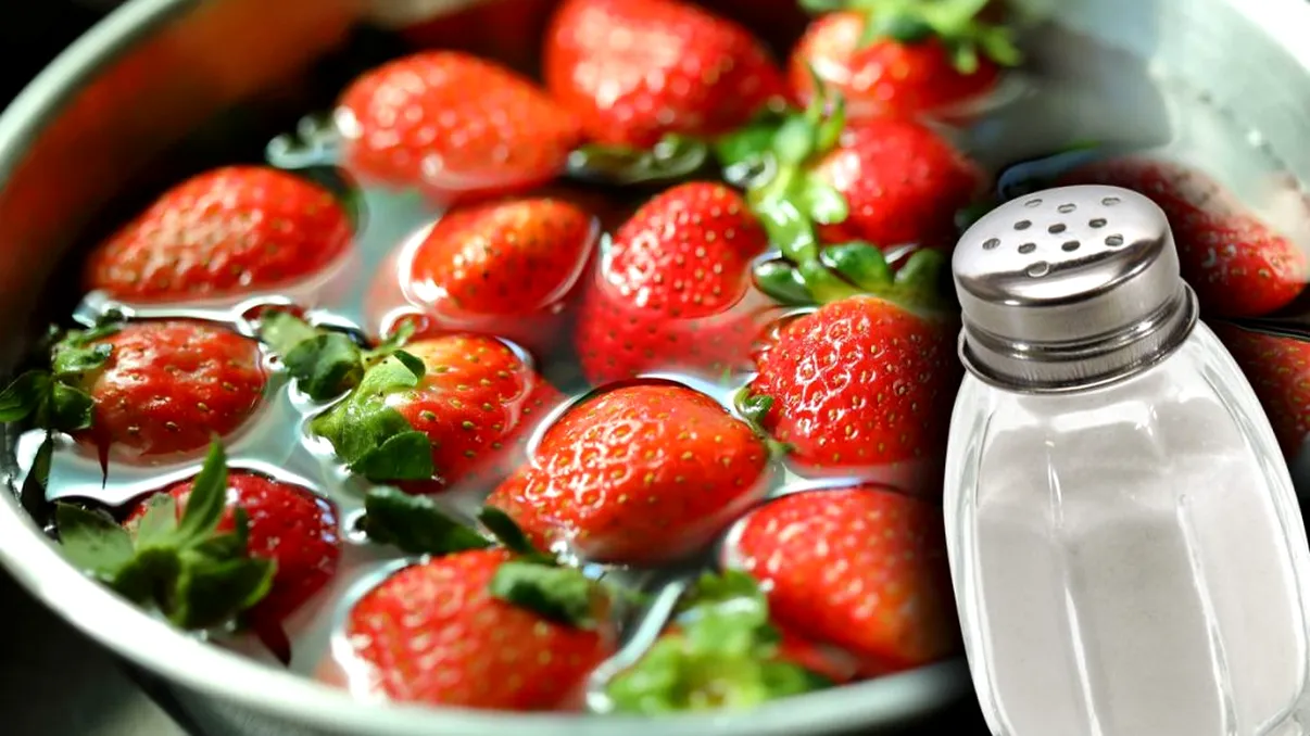 A spălat căpșunele în apă cu sare și abia apoi le-a mâncat. Trucul e absolut genial