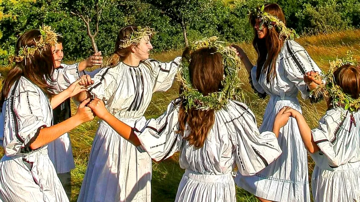 Ce se face de Sânziene pentru sănătate și noroc. Floarea pe care este bine să o pui la ferestrele din casă