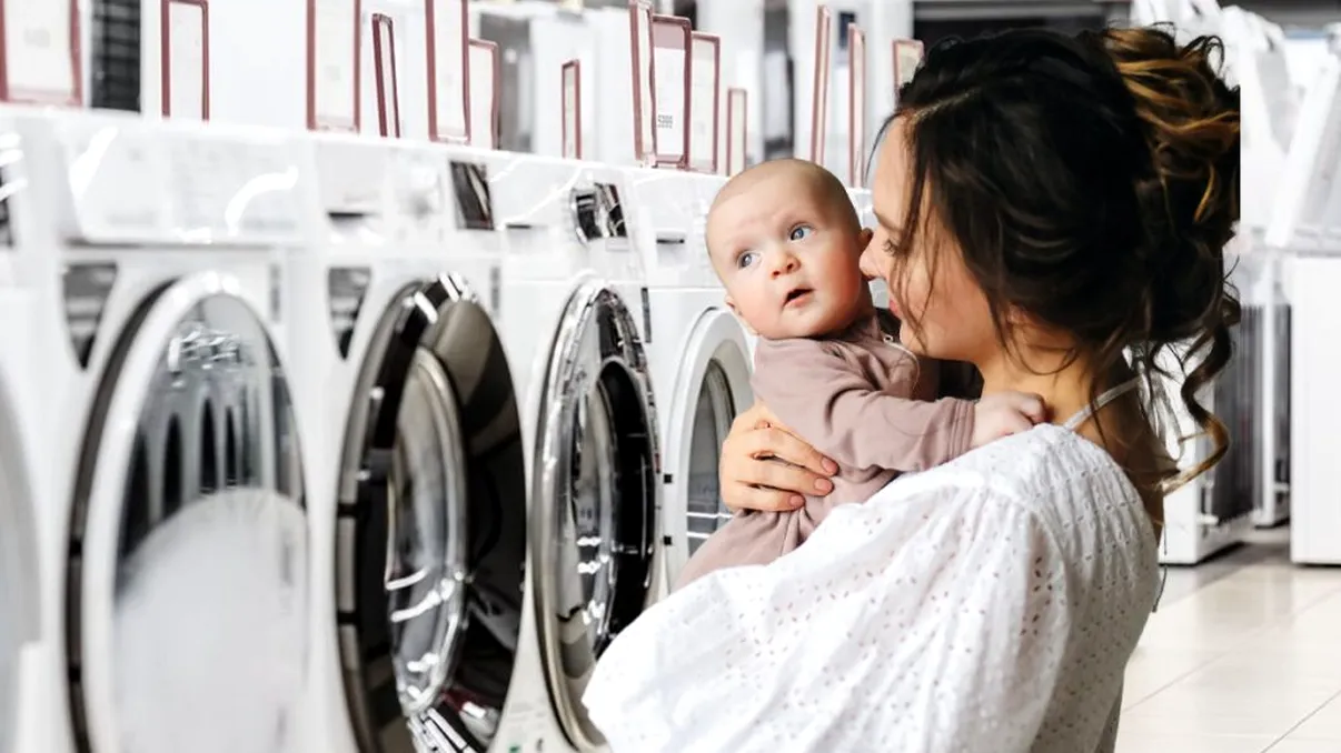 Ce trebuie să aibă neapărat maşina de spălat rufe dacă ai un bebeluş în casă. Detaliile la care să fii atent când o cumperi