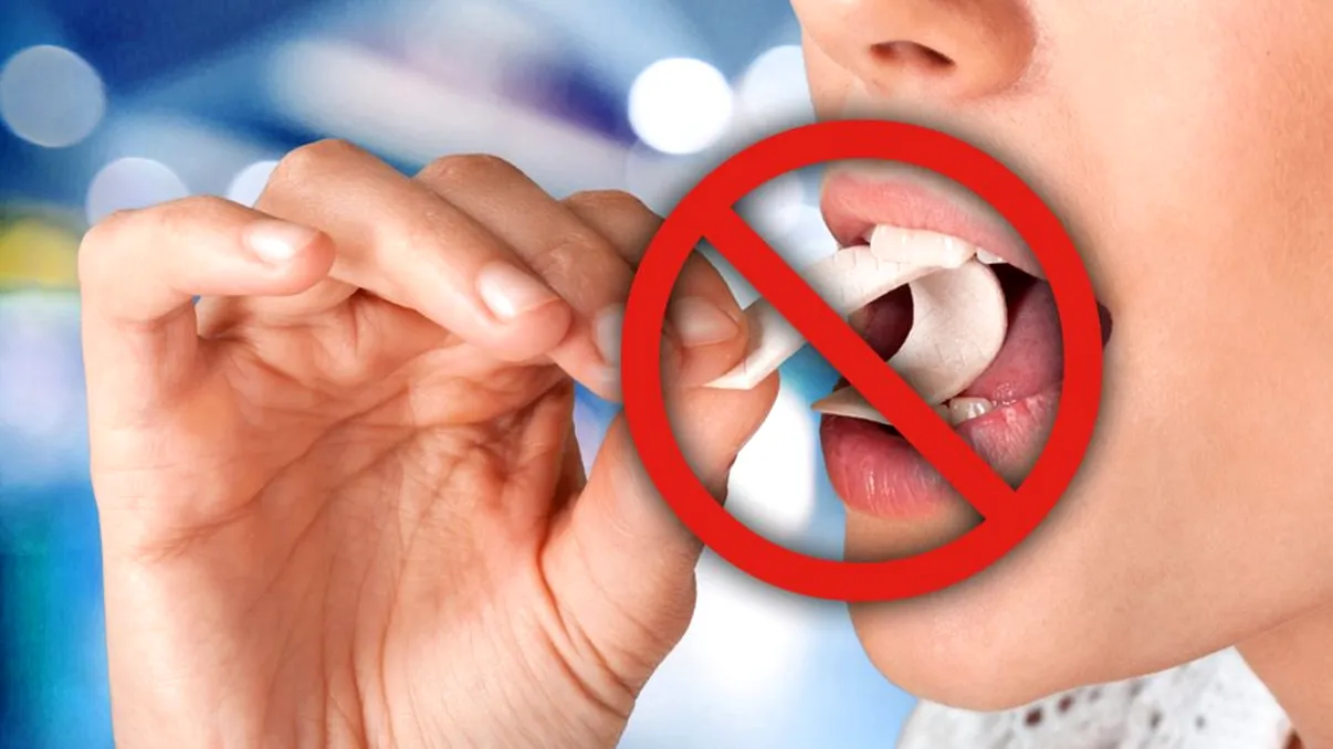 De ce să nu mai mesteci gumă. Pericolul din spatele unui obicei, aşa te îmbolnăveşti