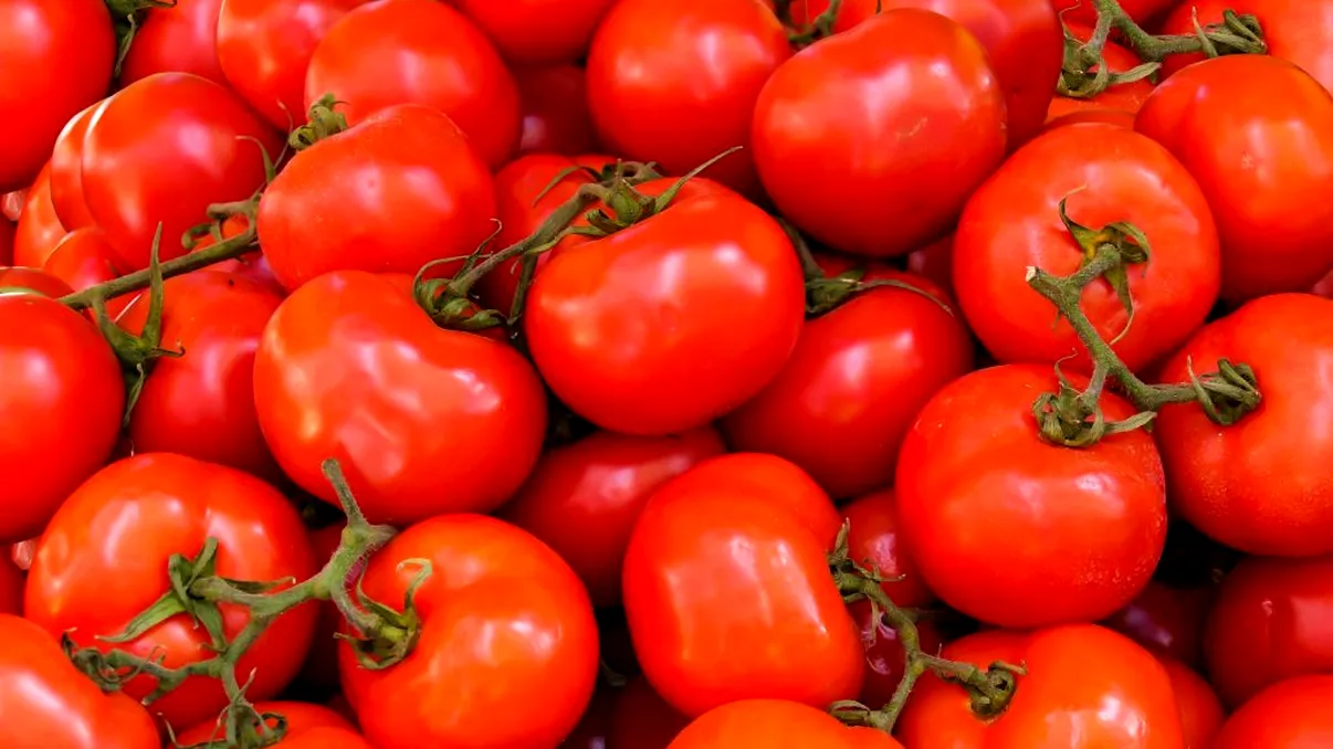 De ce să ții roșiile în pungi de hârtie, de fapt. Trucul genial știut doar de cei mai mari grădinari