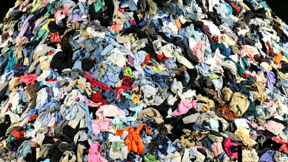 Kilograme de haine, aruncate anual. Românii nu le poartă nici de 10 ori, situaţia e disperată
