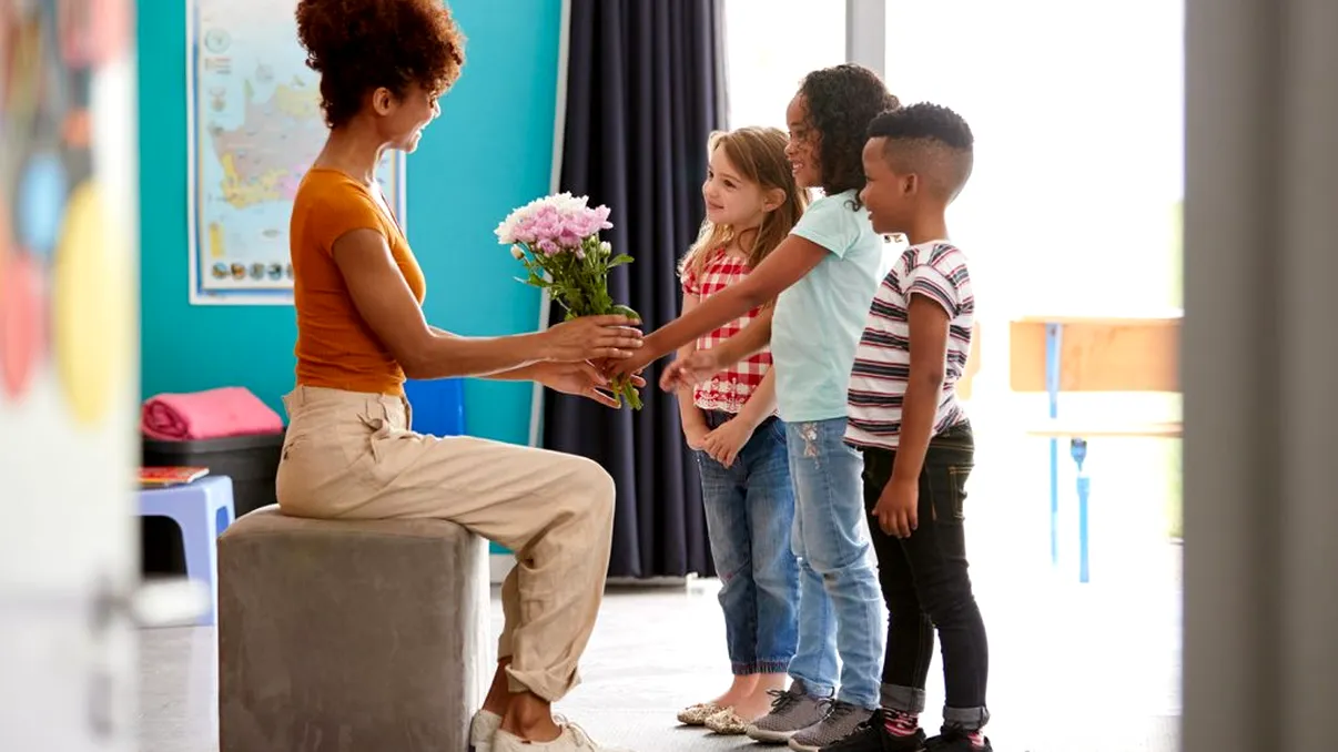 Mesaje pentru doamna învățătoare la sfârșitul clasei a 4-a. Urări și felicitări deosebite