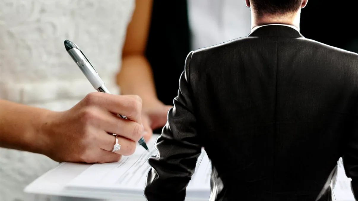 Nuntă surpriză în showbiz. S-a căsătorit cu iubita mai tânără cu 20 de ani decât el, în mare secret