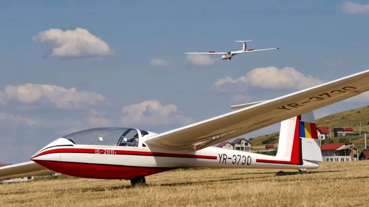 Planor prăbușit lângă Aerodromul Ineu din județul Bihor. Pilotul a murit