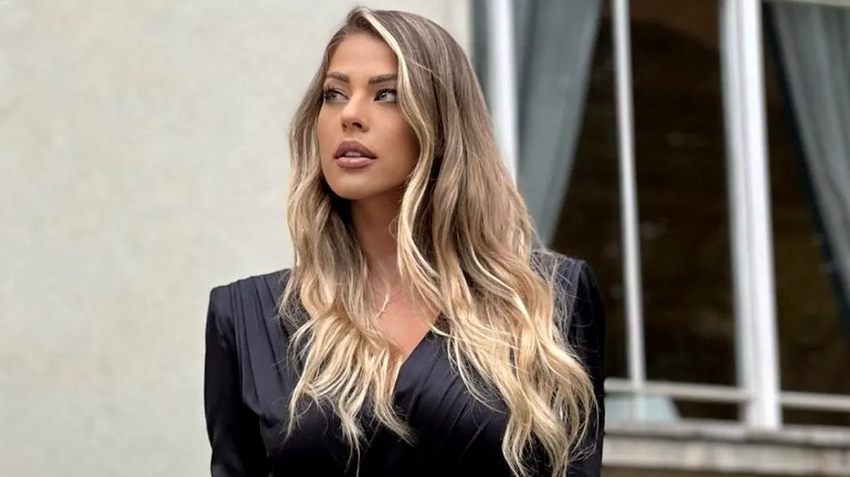 Roxana Nemeș, apariție ravisantă la primele ore ale dimineții. Bluza decoltată i-a lăsat la vedere bustul generos