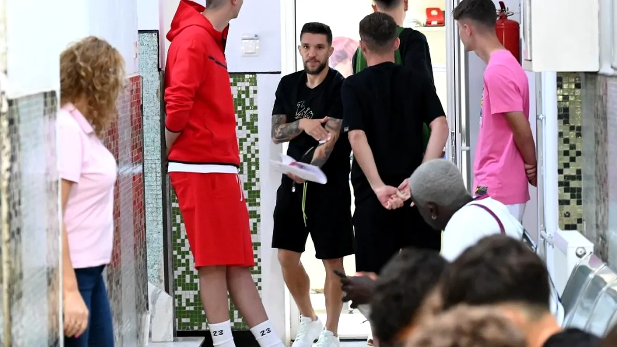 Costumația stranie pe care a ales-o jucătorul pe care Gigi Becali a plătit o avere. De ce a lipsit Malcom Edjouma  de la vizita medicală a echipei FCSB - FOTO & VIDEO