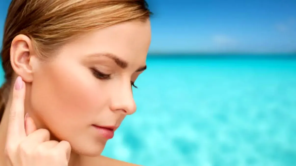 Trucurile banale prin care poți scoate apa din urechi după ce ieși din mare sau de la piscină. E mai simplu decât credeai