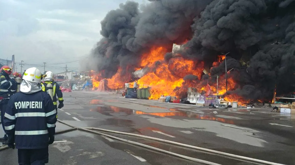 Incendiu uriaș în Capitală la această oră! Peste 12 autospeciale de stingere au intervenit de urgență