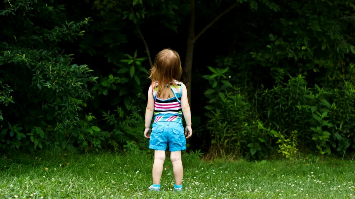 O fetiţă de 10 ani a supravieţuit într-o pădure, după ce s-a pierdut de părinţi. Ce a făcut ca să se încălzească, oamenii sunt uimiţi