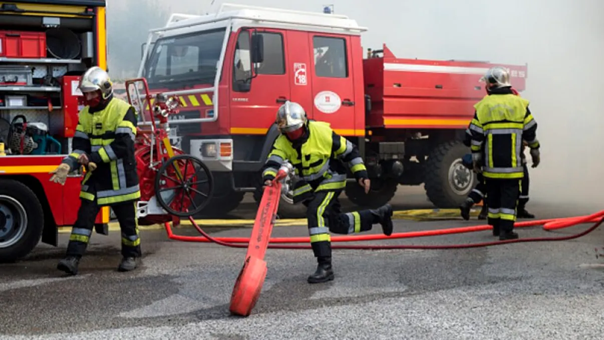 Panică uriașă în Neamț după ce un autobuz cu 30 de pasageri a luat foc în mers. Ce au descoperit pompierii la fața locului