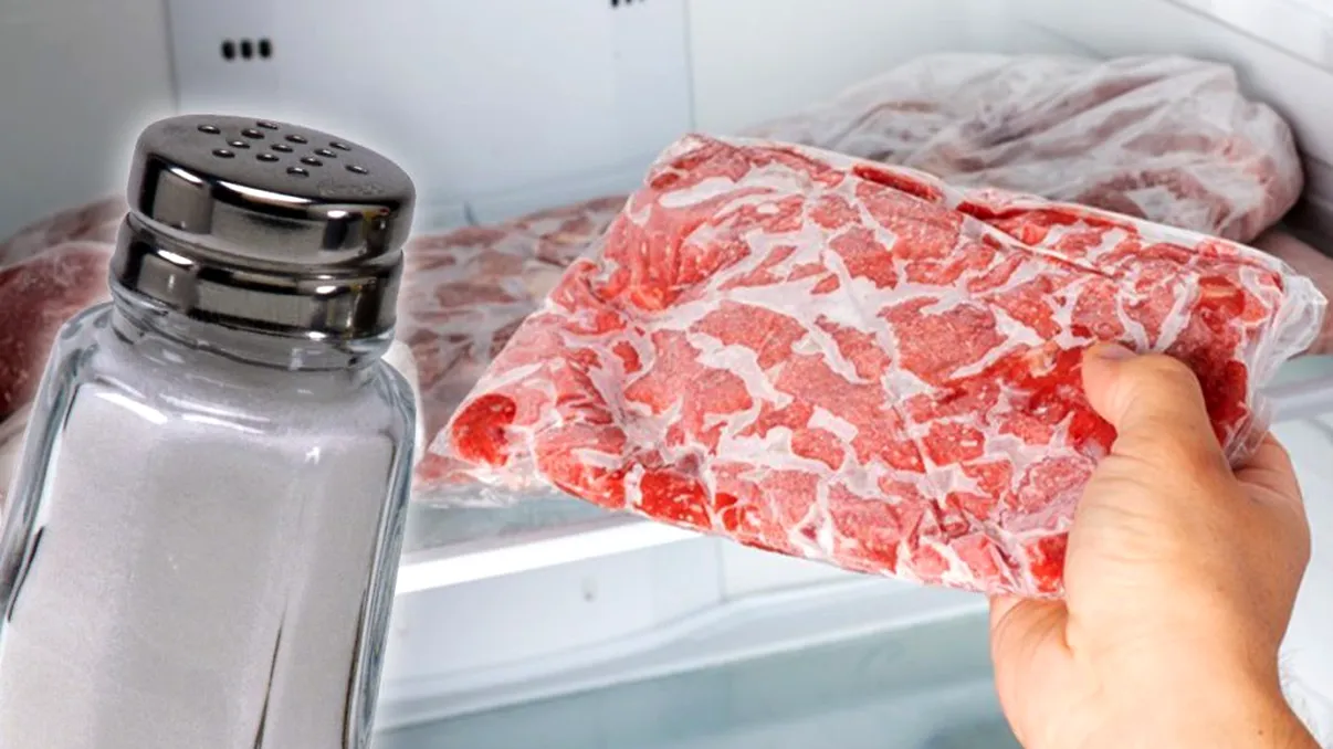 A presărat sare pe carnea congelată și a descoperit un truc genial. Nu a mai băgat în apă fierbinte