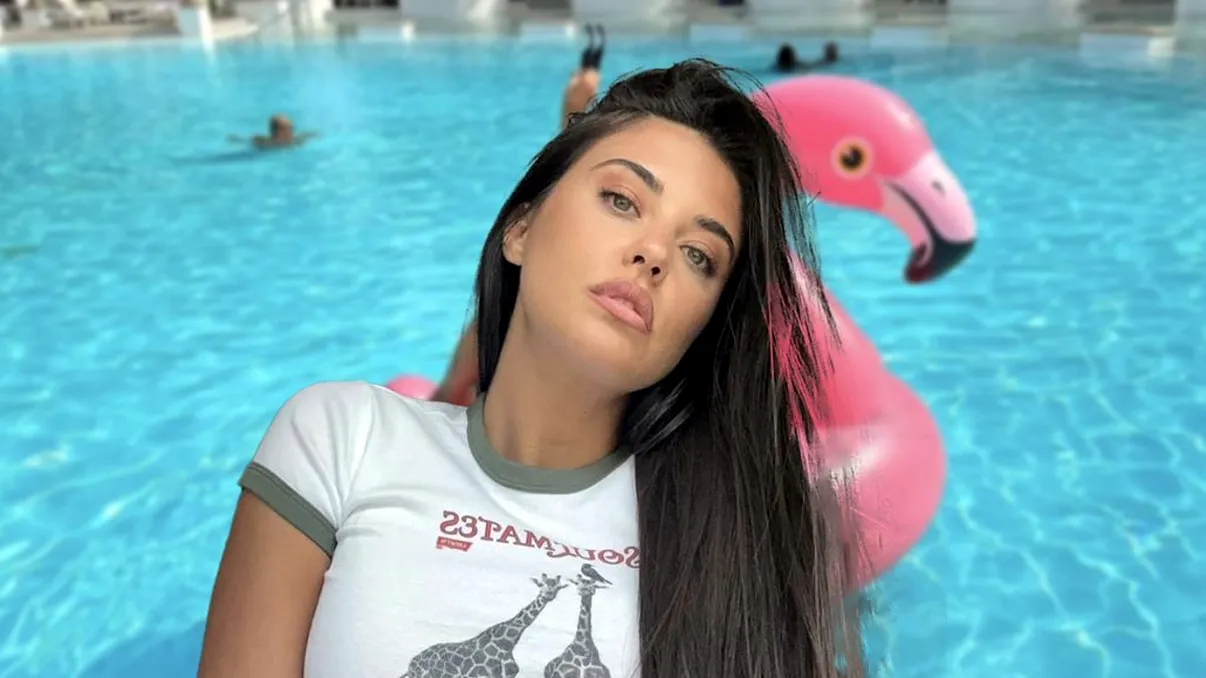 Antonia, apariţie de zile mari la piscină. Căldura şi-a spus cuvântul, cântăreaţa a renunţat la haine