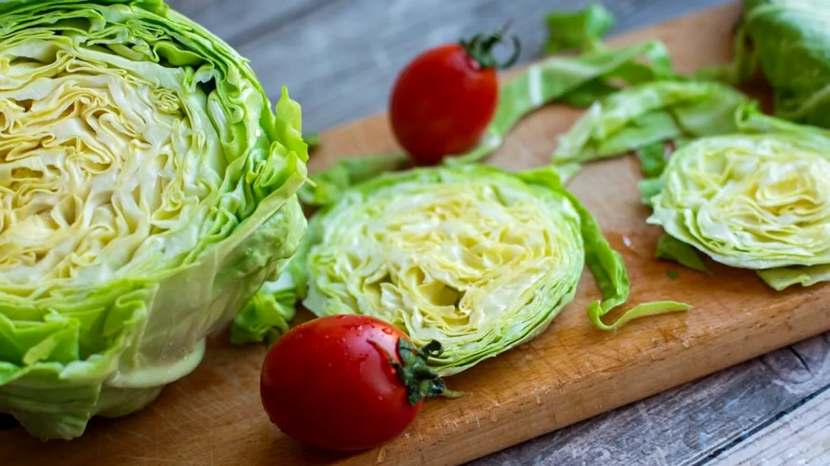 Ce să faci cu varza înainte de a prepara salata. Secretul care o face mult mai gustoasă şi aromată