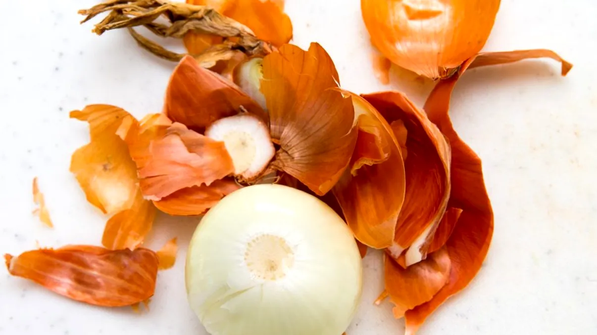 Ce se întâmplă dacă pui coji de ceapă în ghiveciul cu flori. Ăsta e trucul anului, trebuie să-l încerci