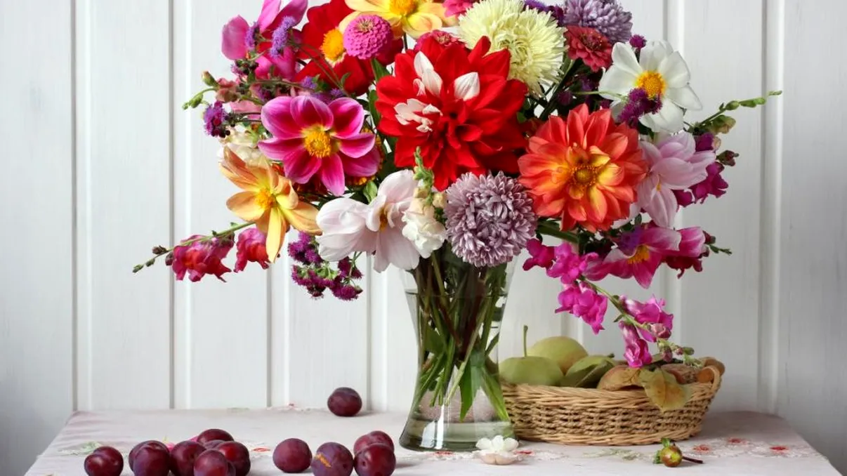 Cum se taie corect tulpina florilor din vază. Așa vor rămâne proaspete pentru mai bine de o săptămână