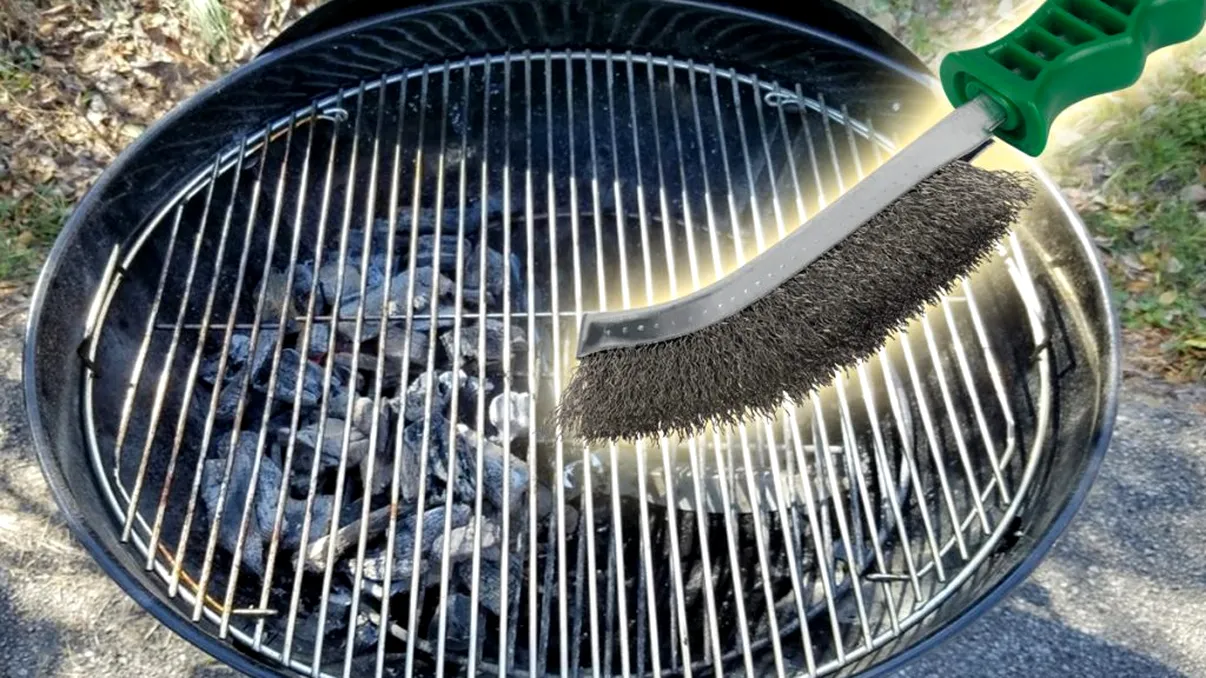 De ce să nu mai folosești niciodată perie metalică la grătar. E pericol uriaș pentru tine
