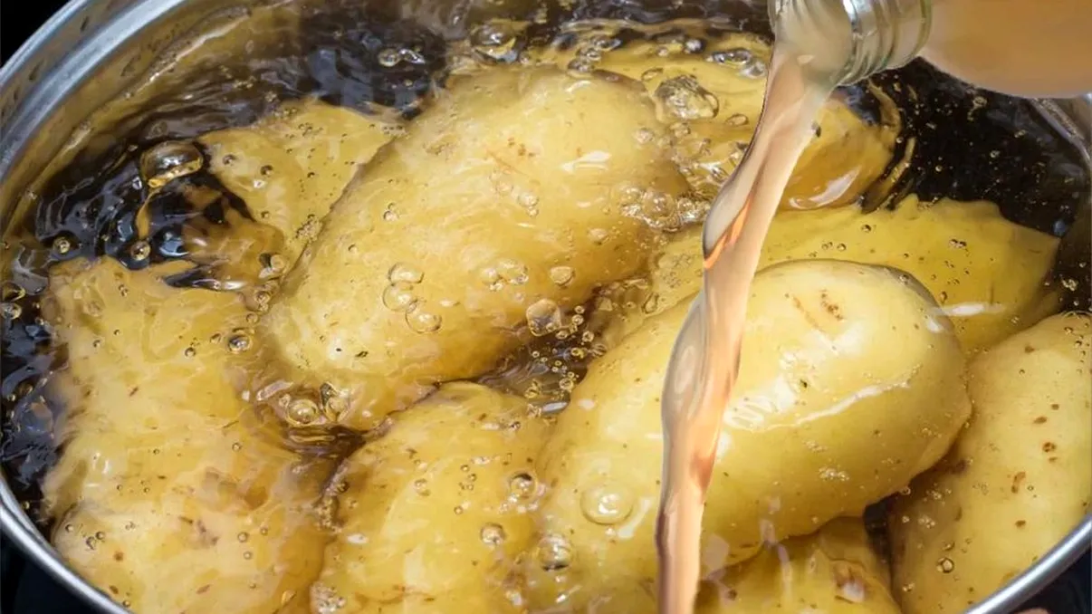 De ce să presari oțet peste piureul de cartofi, de fapt. Trucul secret al bucătarilor profesioniști