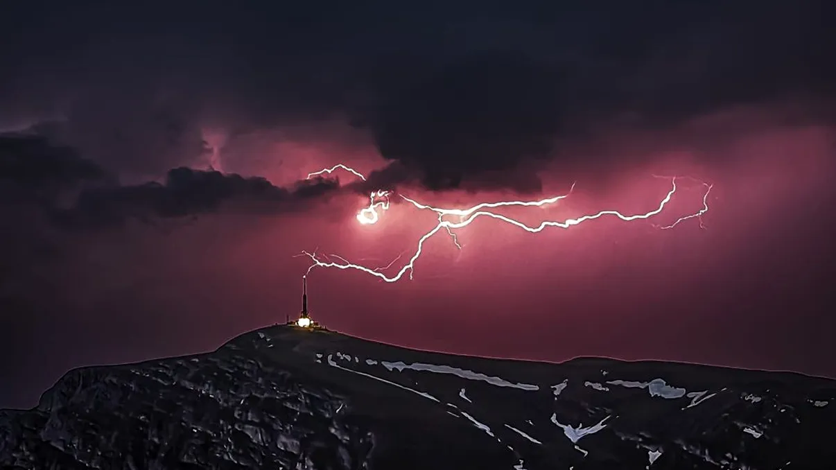 Imaginea surprinsă după fenomenele extreme de aseară. Ce a prins în cadru un fotograf